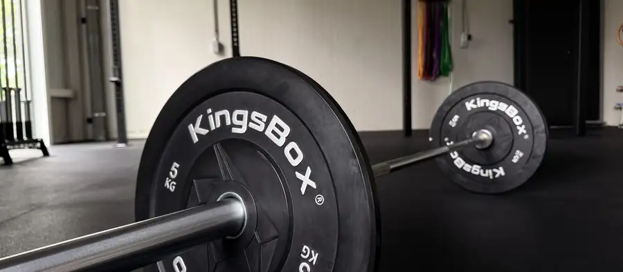 Barbell op de vloer tijdens een groepsles bij HybridFlow Gym