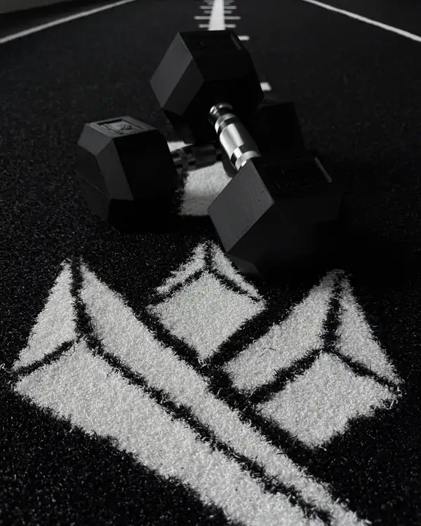 Dumbbells op de trainingsvloer van HybridFlow Gym