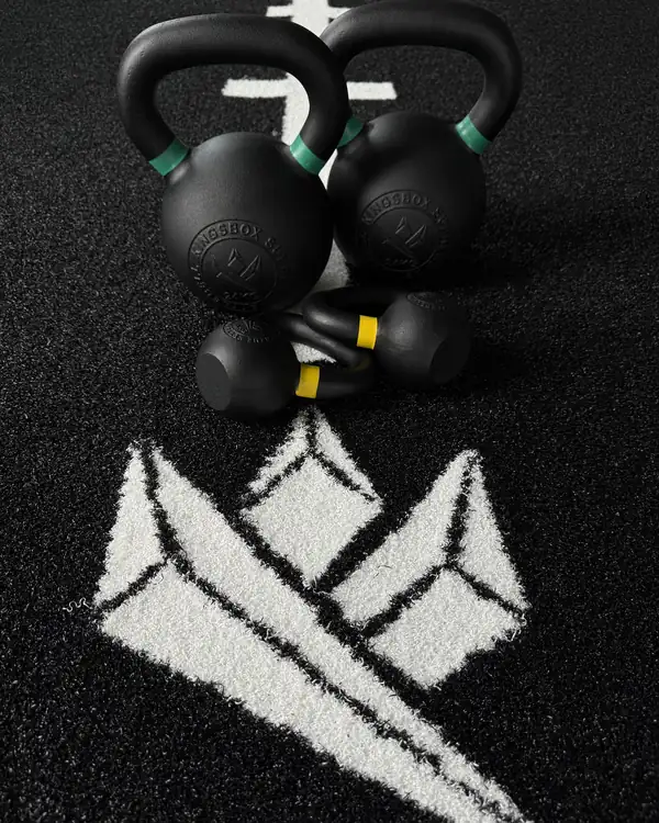 Kettlebells van KingsBox op de trainingsvloer van HybridFlow Gym